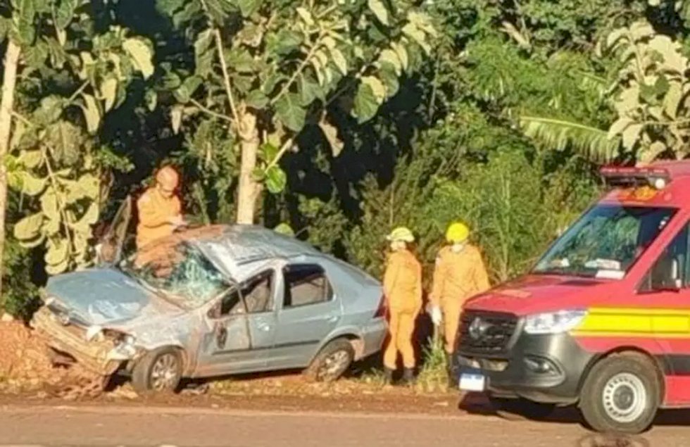 Carro bate em árvore, motorista é lançado e morre em rodovia