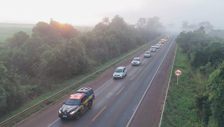 PRF apreende comboio de oito veículos com mercadorias estrangeiras no MS