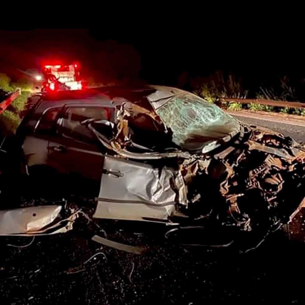 Caminhão cai de ribanceira após colidir com carro na BR-262