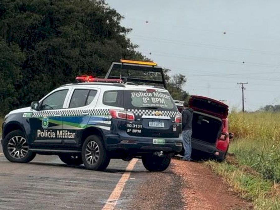 Carro abandonado com placa adulterada e marca de tiro é localizado na MS-473, em Nova Andradina