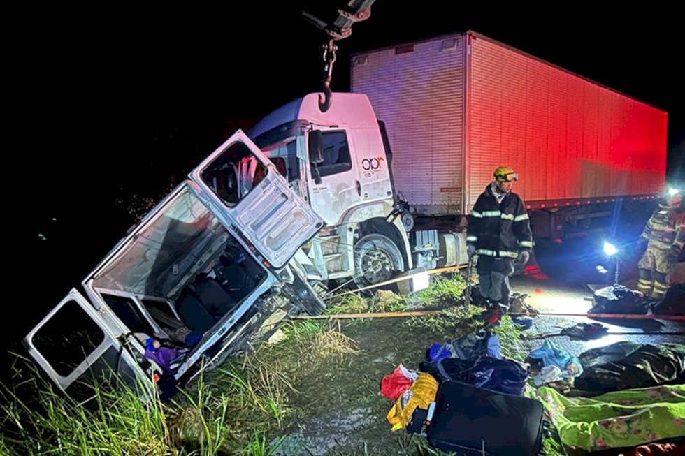 Acidente entre carreta e van deixa 9 mortos e 10 feridos na BR-251