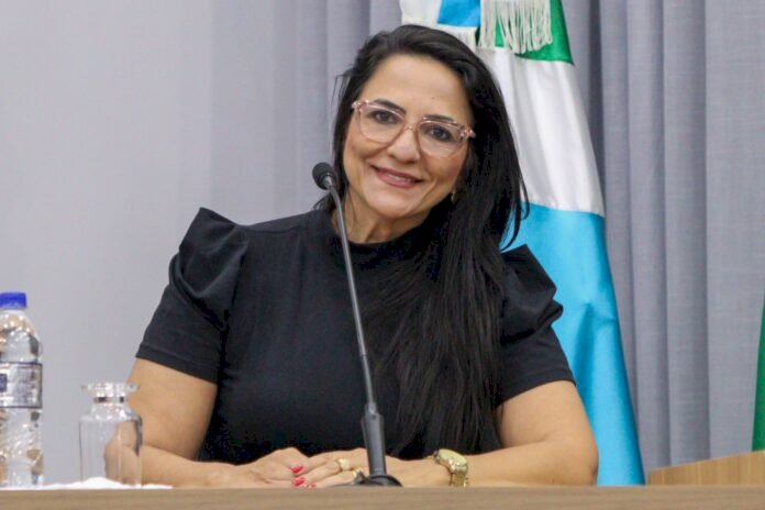 Lucimar Viana pede ultrassom morfológica para gestantes do município e cessão de veículos para transporte dos professores que atuam em Amandina