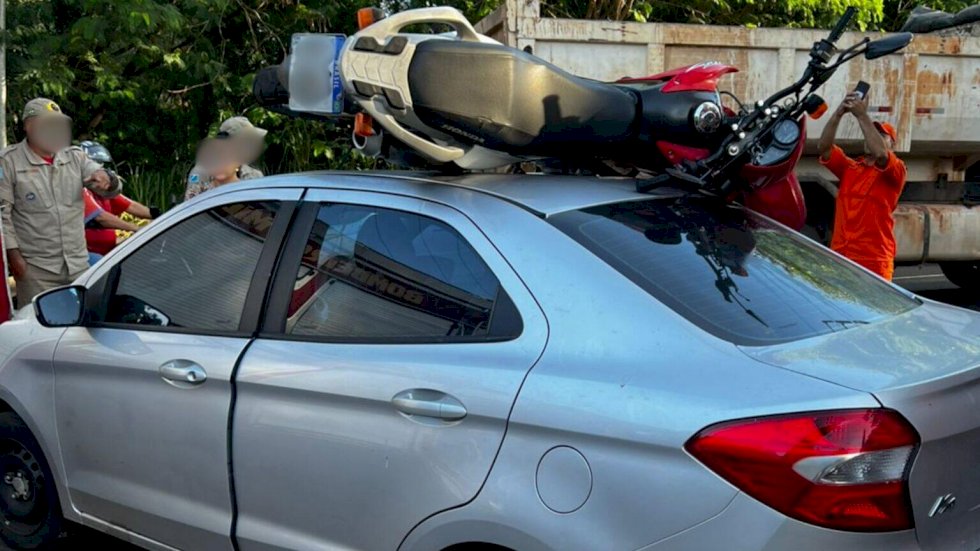 Moto vai parar em cima de carro após acidente