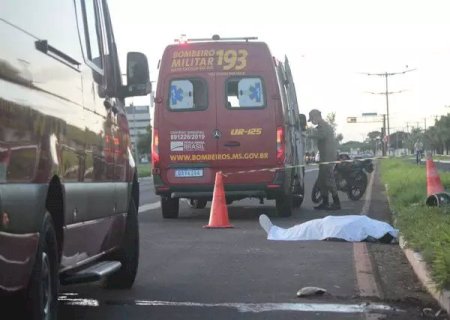 Motociclista morre ao perder controle e bater em poste