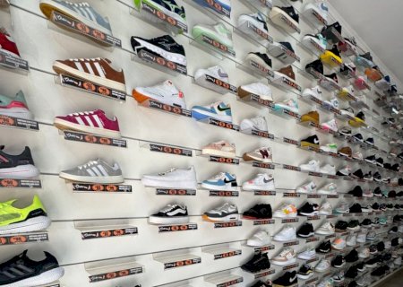 Polícia Civil e Procon realizam ação contra produtos falsificados e apreendem 1.620 pares de tênis em Campo Grande