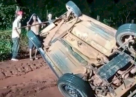 Retornando de fazenda, motorista perde controle da direção e capota Fiat Uno na zona rural de Anaurilândia