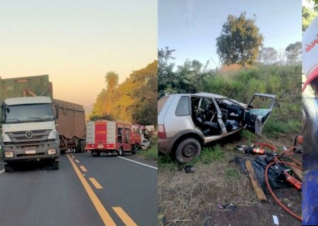 Motorista morre no hospital após acidente entre carro e bitrem