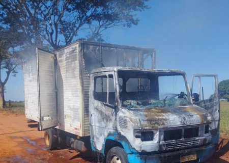 Ivinhema - Caminhão Baú é destruido pelo fogo