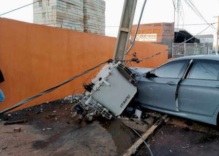 Ivinhema - Motorista perde controle da direção e colide veiculo em poste de energia