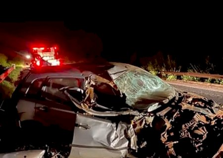 Caminhão cai de ribanceira após colidir com carro na BR-262
