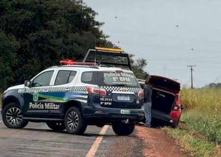 Carro abandonado com placa adulterada e marca de tiro é localizado na MS-473, em Nova Andradina