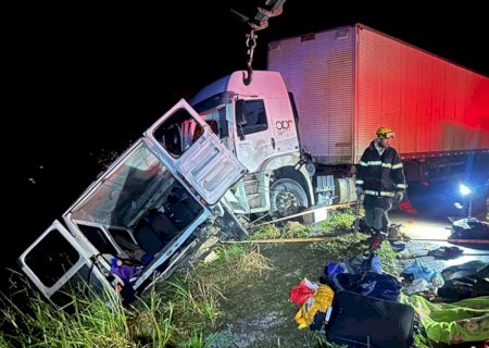 Acidente entre carreta e van deixa 9 mortos e 10 feridos na BR-251