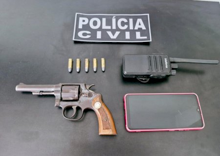 Polícia Civil cumpre mandado de busca e apreensão e prende mulher por posse ilegal de arma de fogo