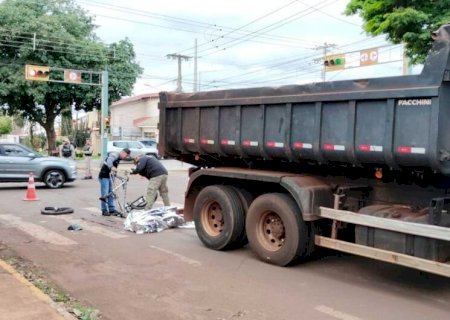 Ciclista morre atropelado por caminhão