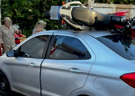 Moto vai parar em cima de carro após acidente