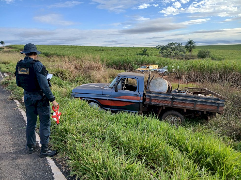 Motorista é arremessado para fora, ao capotar caminhonete na MS-141 entre Ivinhema e Navirai