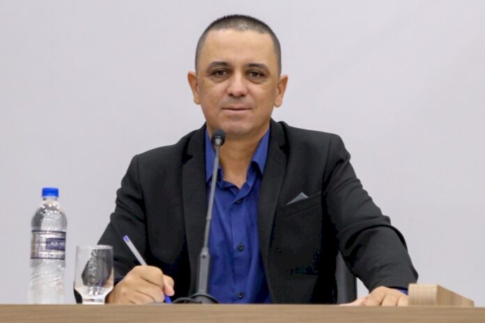 Vagner Policia pede criação de uniformes padronizados para equipe de saúde do HMI e ESFs e conjunto com professor Erlon, pede instalação de academia no estádio Saraivãogrícola