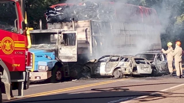 Acidente entre Aquidauana e Miranda deixa dois mortos e veículos carbonizados na BR -262