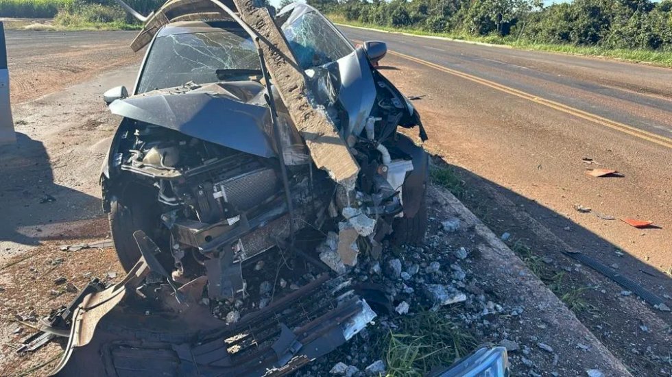 Condutor perde o controle do carro e atinge poste da PRF