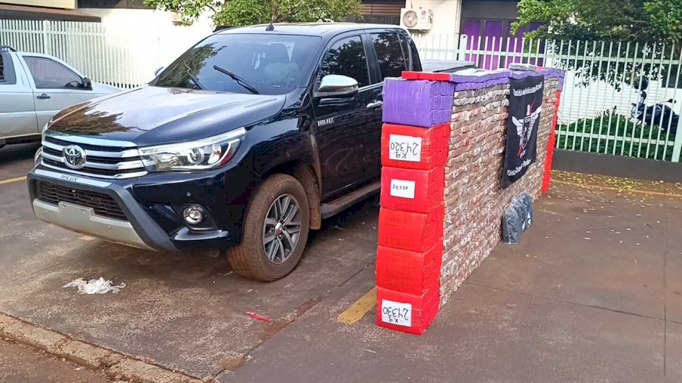 Traficante foge e abandona Hilux lotada de drogas em milharal após perseguição