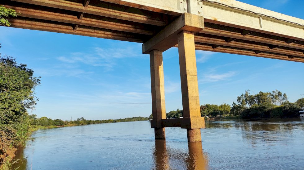Mulher pula de ponte e desaparece nas aguas do Rio Ivinhema