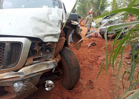 Gestante é socorrida após acidente envolvendo dois veículos na área rural de Batayporã