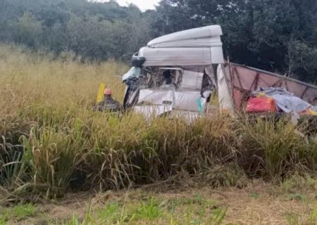 Colisão entre carretas na BR-267 em Bataguassu deixa motorista ferido