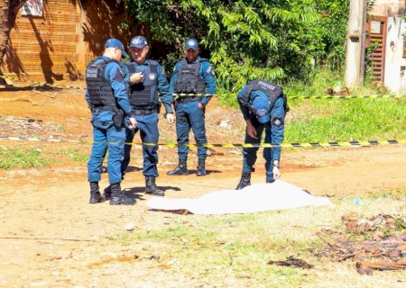 Homem morre na rua após ser baleado 4 vezes
