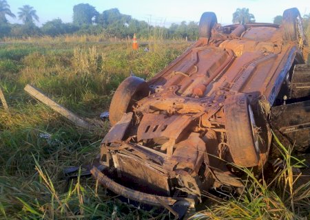 Ivinhema - Motorista perde controle da direção e capota veiculo carregado de droga na BR-376 próximo a baixada dos navarros