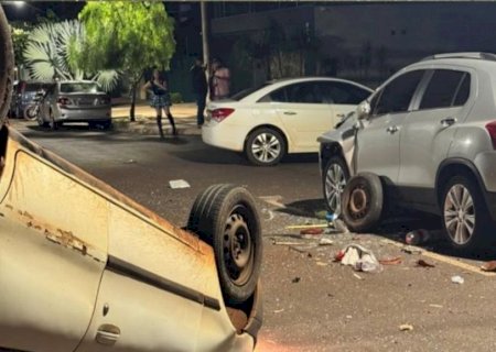 Condutora na contramão bate em carros e capota