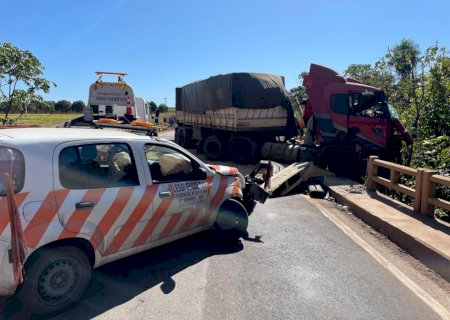 Motorista fica gravemente ferido em colisão entre carreta e máquina agrícola na BR-163