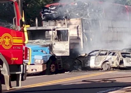 Acidente entre Aquidauana e Miranda deixa dois mortos e veículos carbonizados na BR -262