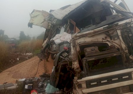Tentativa de ultrapassagem com forte neblina, causa acidente entre duas carretas na MS-276 entre Batayporã e Anaurilândia