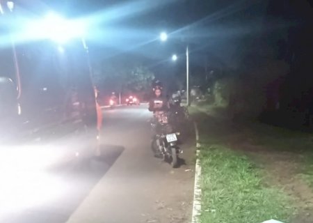 Motociclista perde controle ao olhar para trás para falar com amigo, bate em poste e morre