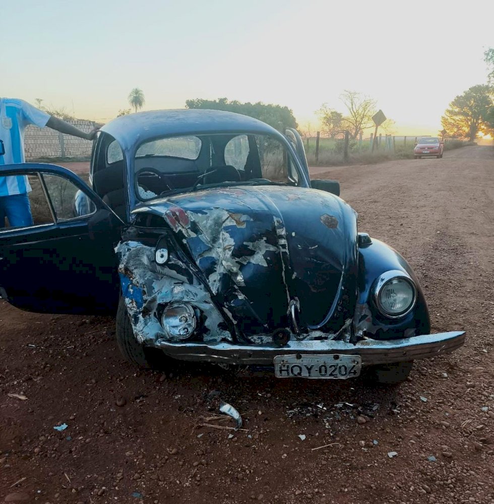 Ivinhema - Motorista perde controle da direção de veículo na estrada vicinal e destrói muro de chácara