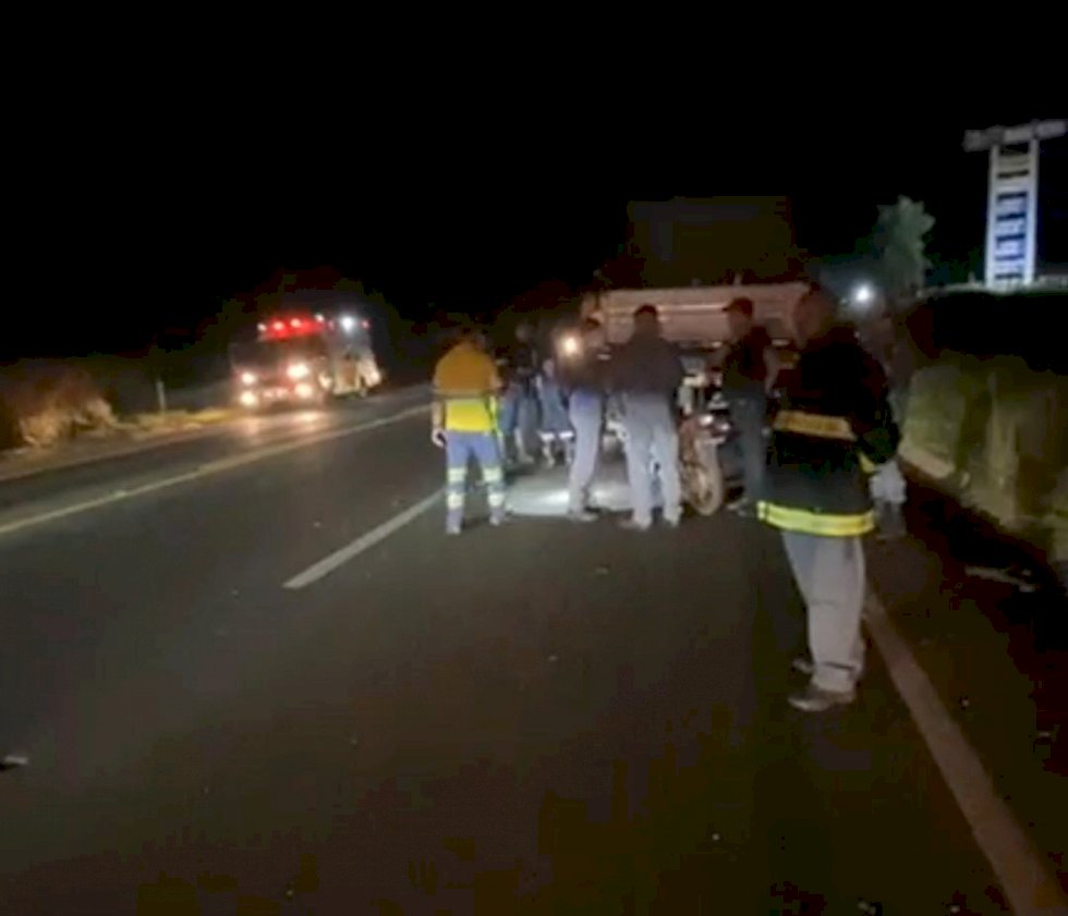 Motociclista morre após bater em carreta parada na noite deste domingo