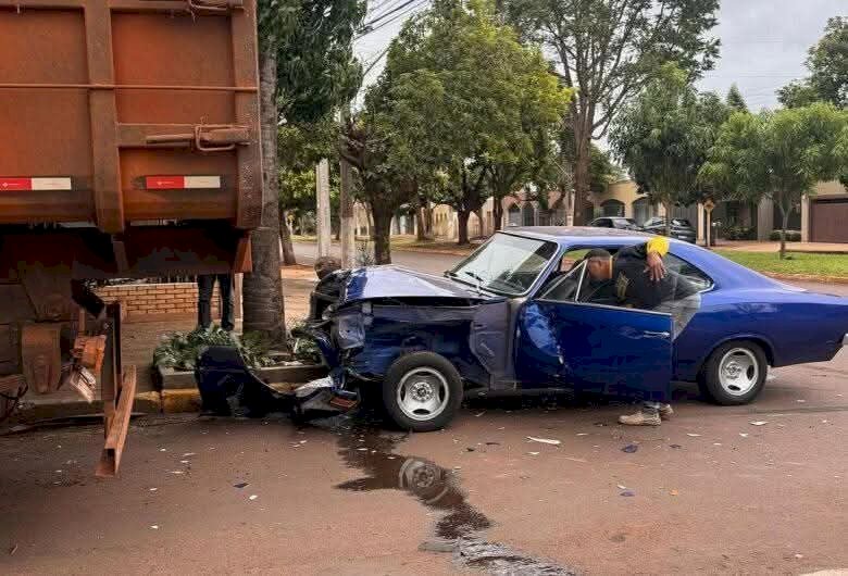 Acidente entre Opala e caminhão é registrado em cruzamento