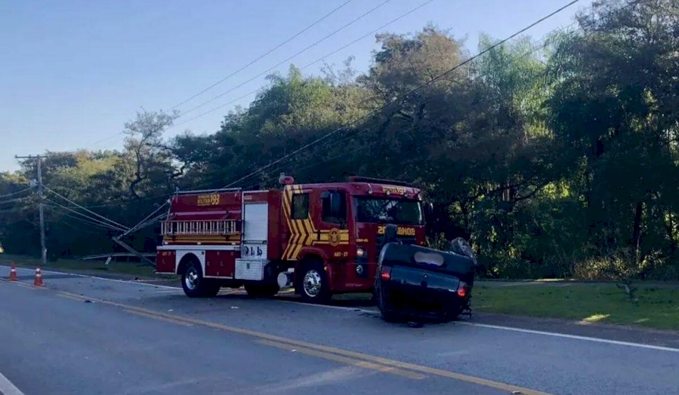 Adolescentes pegam carro escondido e capotam veículo na saída