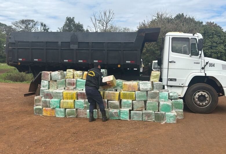 Quase 6t de maconha são apreendidas em meio a carga de pedra brita