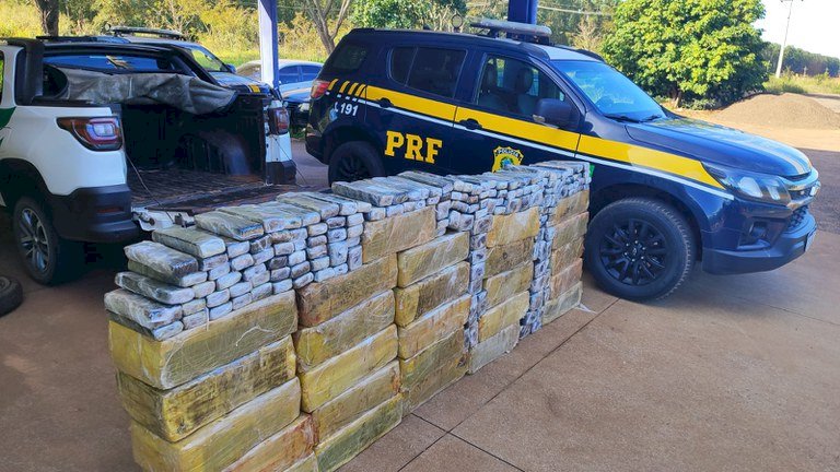 PRF apreende mais de 700 kg de maconha e recupera veículo