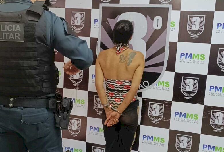 Tocando o terror: mulher em surto agride idosas, invade papelaria e dança sobre veículos