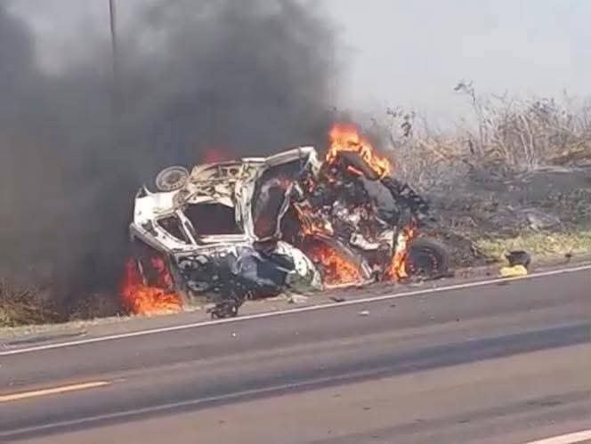 Colisão entre carro e carreta carregada de cerveja deixa uma vítima fatal