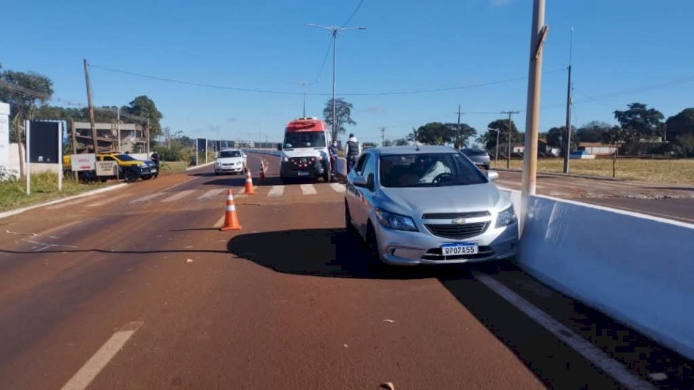 Mulher morre ao volante de carro em movimento em avenida