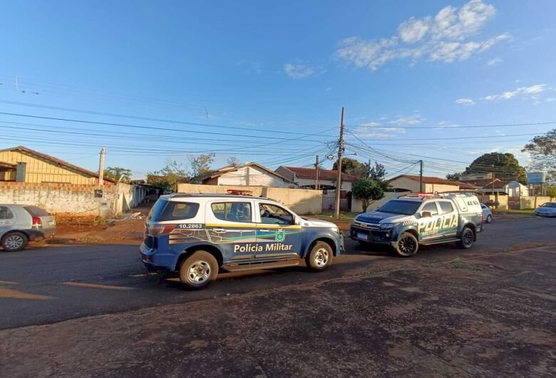 Após ameaçar mãe com faca, homem tenta atacar PM\'s e acaba ferido a tiros