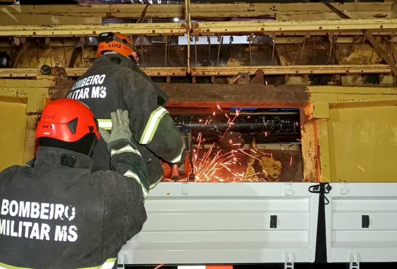 Polícia apreende drogas ocultas em máquina agrícola e pneus