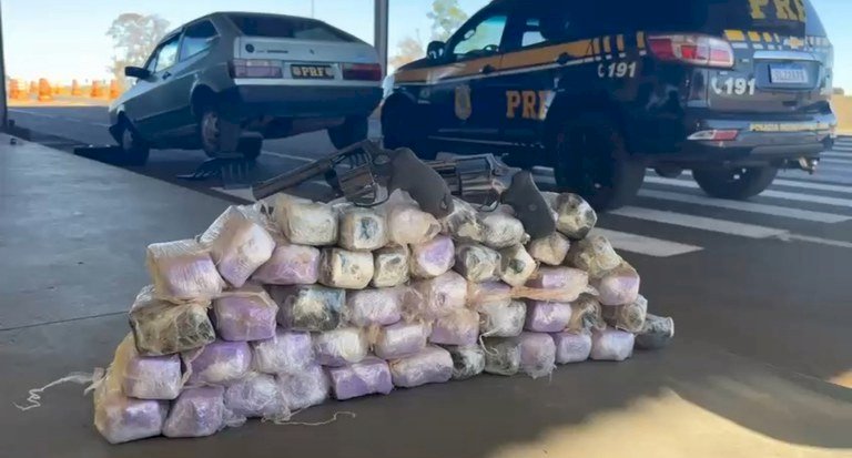 PRF apreende 12,9 kg de cocaína e duas armas de fogo