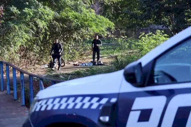 Jovem é encontrado morto em ciclovia com 14 tiros