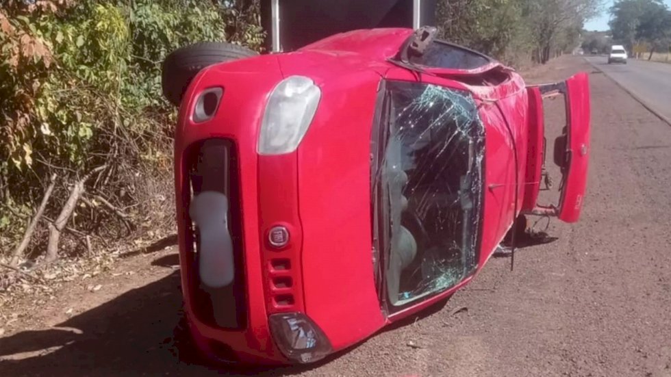 Carro capota na BR-262 e quatro pessoas ficam feridas