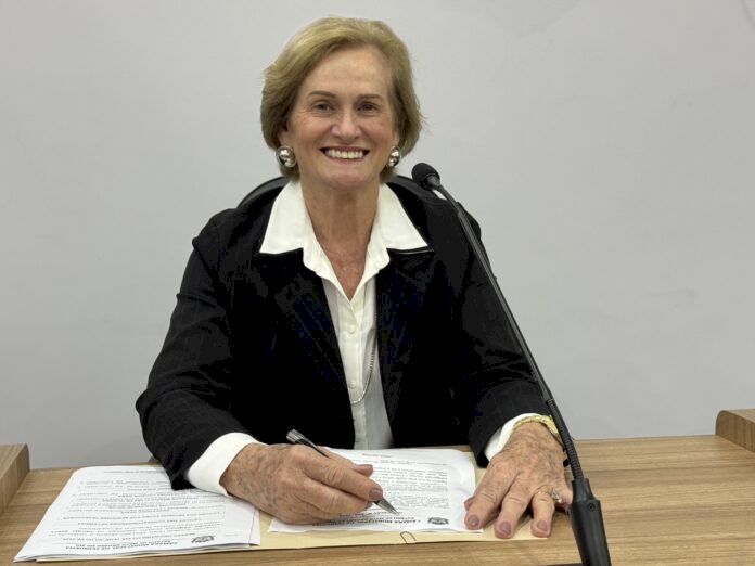 Professora Denir pede cascalhamento em estrada da Gleba Azul
