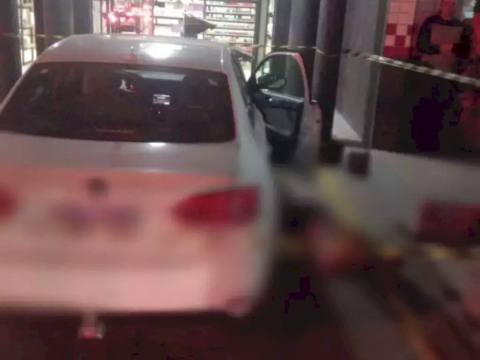 Casal é assassinado a tiros dentro de carro